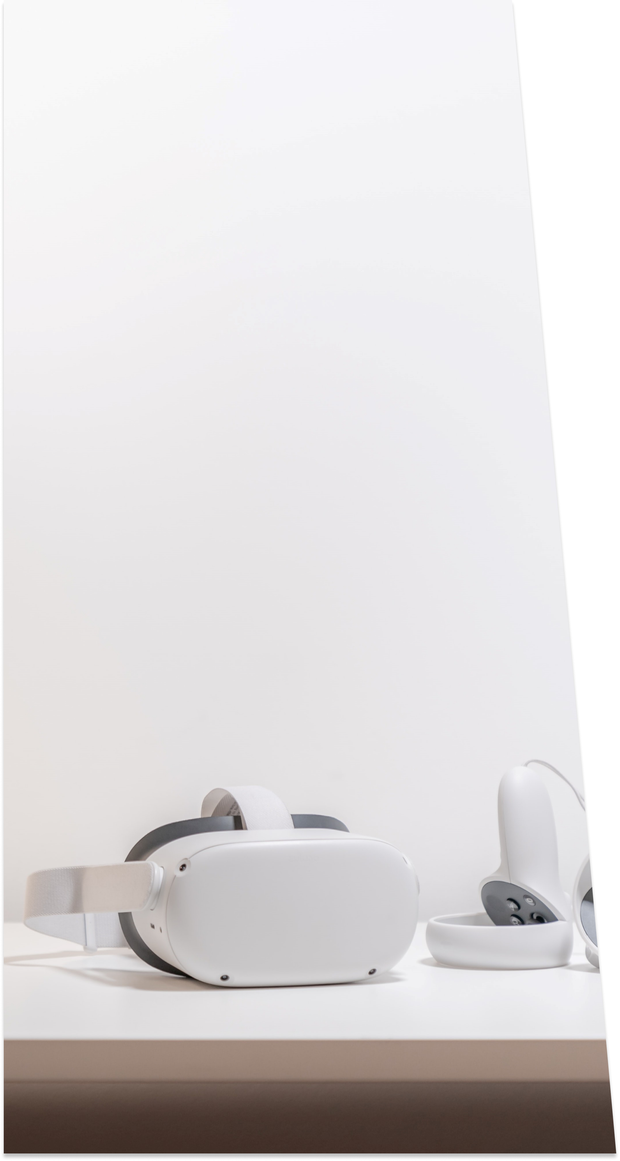 vr_Leistungen VR-Brille und Controller liegen auf einem Tisch